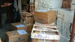Truk pengangkut barang berat dengan logo perusahaan